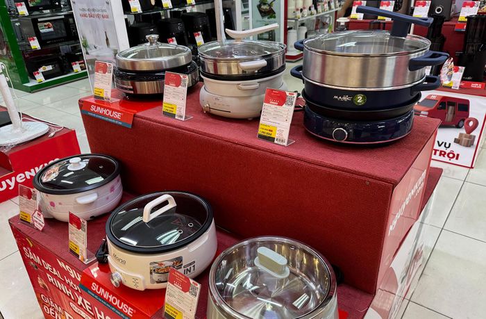 Nhiều sản phẩm đồ gia dụng có giá bán giảm mạnh. Ảnh: D.Anh