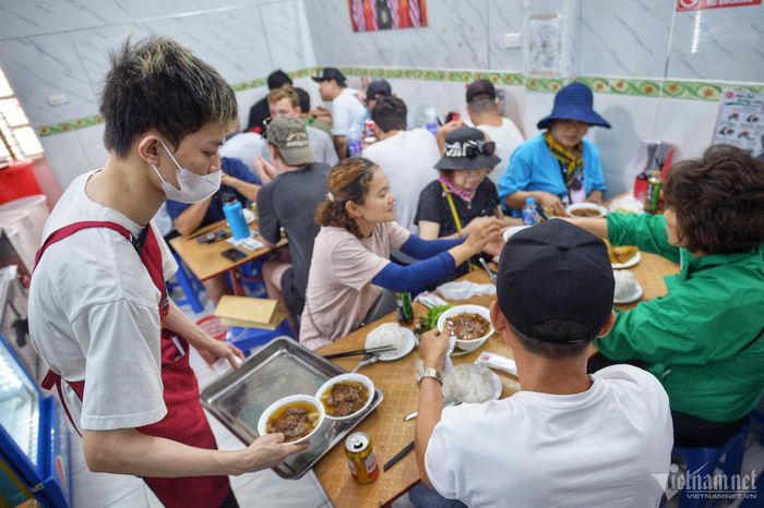Quán bún chả của gia đình bà Liên thường xuyên đông khách. Ảnh: Anh Nguyễn