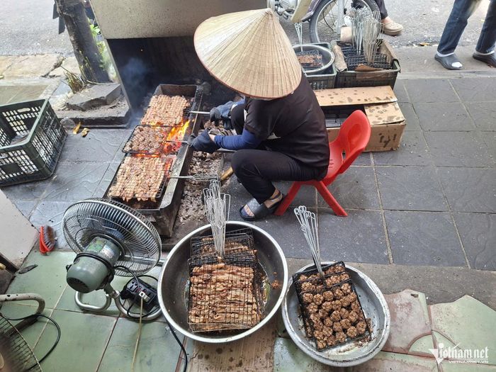 Quán bún chả mở cửa hoạt động đến nay được hơn 20 năm. Ảnh: Đỗ Huyền Trang