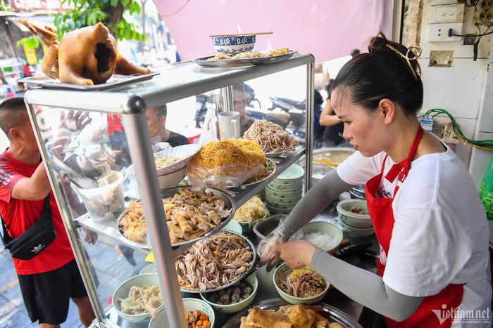 Mỗi bát bún thang thông thường tại quán gồm có củ cải khô, giò, trứng rán, nấm hương, và thịt gà. Ảnh: Linh Trang