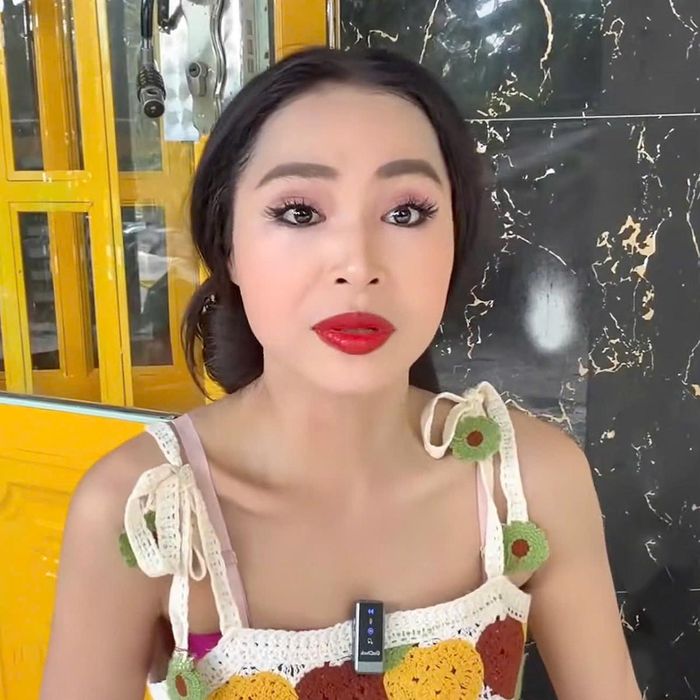 Diễn viên Bích Trâm liên tiếp livestream, có những lời nói và hành động "lệch chuẩn" trên mạng xã hội. 