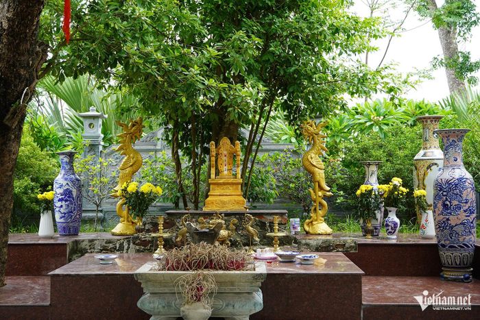Khối đá cổ là trung tâm không gian thờ tự tại đền Cô Đá