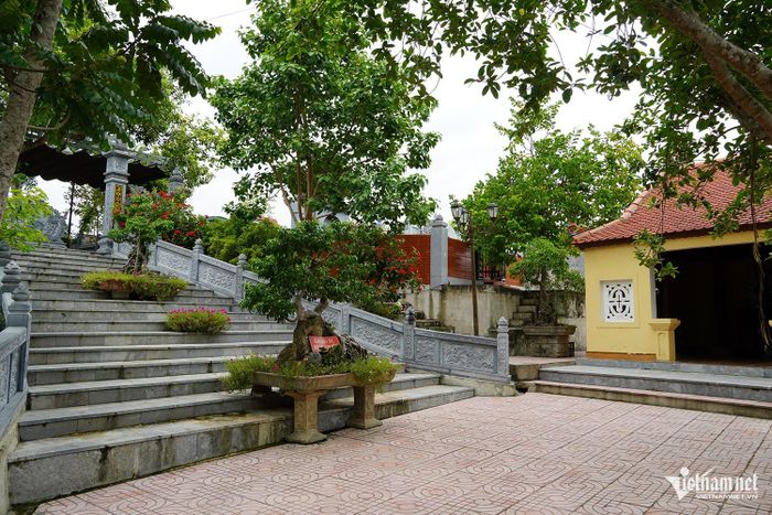 Quang cảnh đền Cô Đá