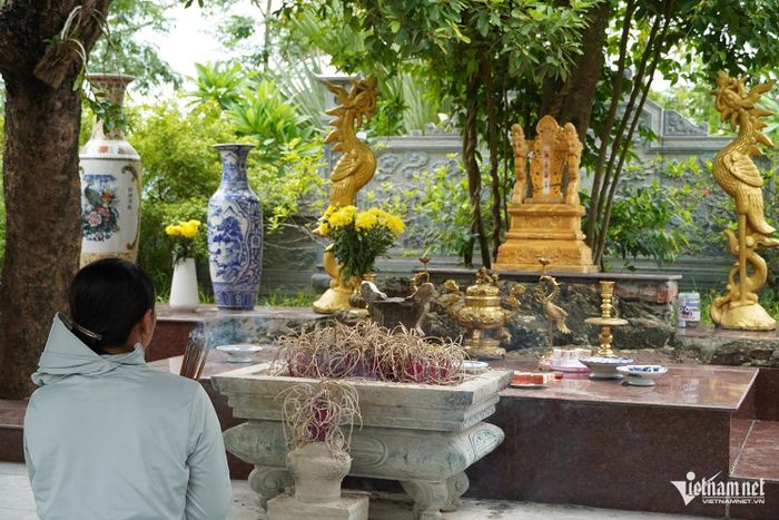Người dân địa phương đến dâng hương, cầu bình an tại đền