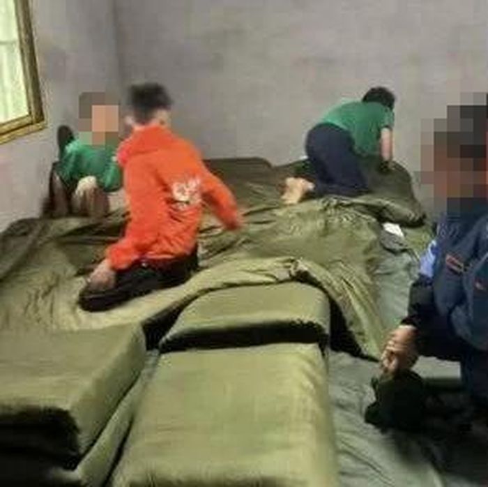 Hình ảnh tại một “trại rèn luyện gian khổ” cho thấy các bé trai nằm trên những chiếc túi ngủ trong khu vực sinh hoạt. Ảnh: Ettoday