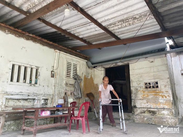 Đầu gối thoái hoá và khớp háng đã phải thay nhân tạo nên việc đi lại của bà Hồng gặp nhiều khó khăn