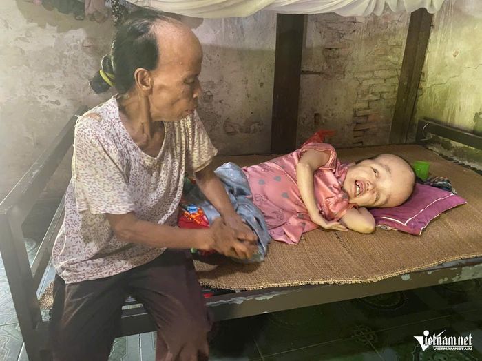 Dù sức khoẻ yếu, đôi chân phải dùng nạng gỗ, nhưng bà Hồng vẫn một mình chăm con gái liệt giường bao năm qua