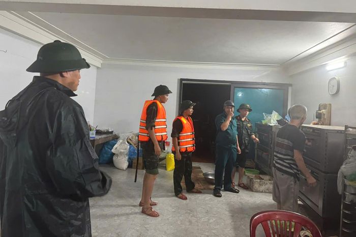 Tài sản có giá trị của người dân được di dời tới nơi an toàn. Ảnh: Đ.X