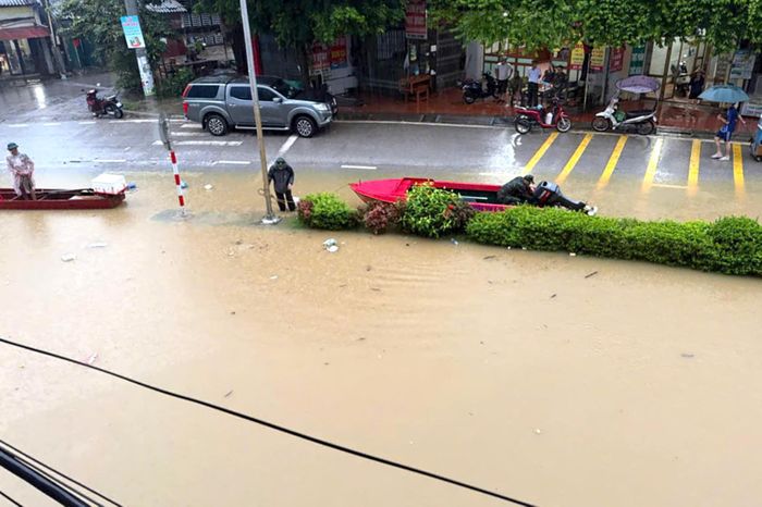 Trong sáng nay, nhiều tuyến đường trung tâm xã ngập sâu. Ảnh: Đ.X