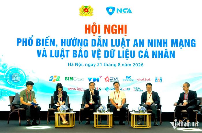 Các diễn giả tham gia tọa đàm "Bản đồ tuân thủ Luật An ninh mạng 2025 và các văn bản hướng dẫn thi hành" và "Tín hiệu về bảo vệ dữ liệu cá nhân - Năng lực cạnh tranh mới trong kỷ nguyên dữ liệu". Ảnh: Du Lam