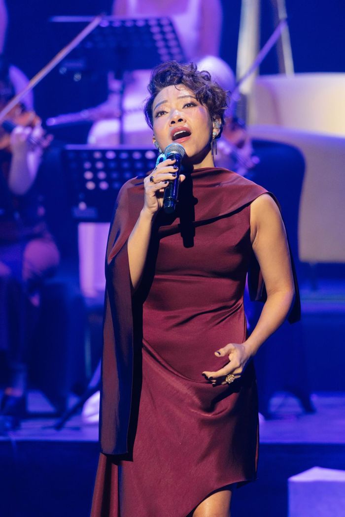 Sau lời chào của nhạc sĩ Trần Tiến, khán giả được thưởng thức những sáng tác của ông - những ca khúc được nhiều thế hệ yêu mến. Đó là sự xuất hiện của Diva Hà Trần với "Quê nhà", "Mẹ tôi". 