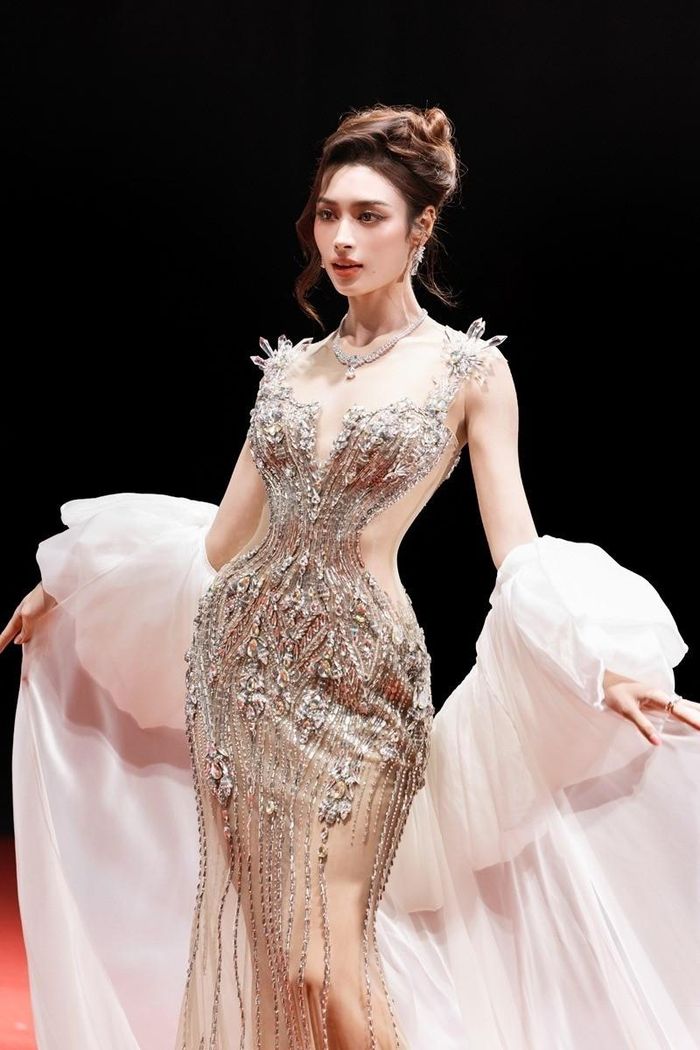 Á hậu Thu Hiền, Hạnh Nguyên, Cẩm Ly, Hoa hậu Việt Nam Hà Trúc Linh, Miss Earth Water Trịnh Mỹ Anh và Miss Grand Vietnam 2026 Emoura Phạm trình diễn.