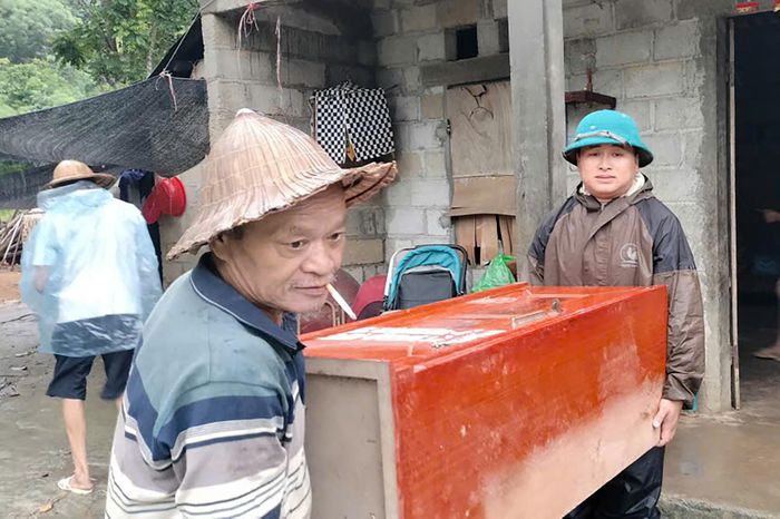 Đồ đạc, tài sản giá trị được di dời để tránh thiệt hại tại các thôn, bản ở xã Na Sầm. Ảnh: Đ.X