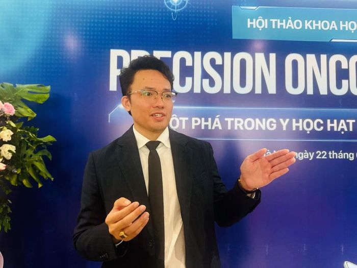 Bác sĩ Duy Anh chia sẻ với phóng viên về thuốc phóng xạ. Ảnh: P.Thuý.