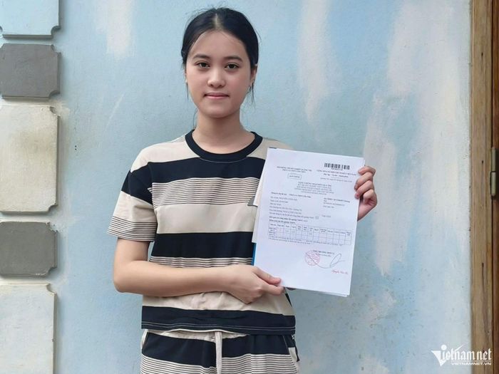 Nhi cầm giấy báo nhập học trên tay. Sau nhiều ngày đắn đo, em quyết định gác lại việc học để ở nhà chăm sóc cha và bà, nhường cơ hội đến trường cho chị gái.