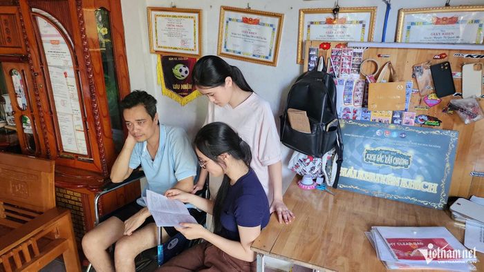 Giấy báo nhập học mở ra cơ hội để Nhi thực hiện ước mơ trở thành cô giáo mầm non, nhưng cũng đặt ra cho em một lựa chọn khó khăn.