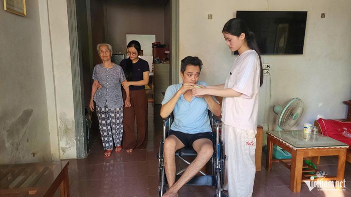 Hoàn cảnh éo le khiến hai chị em đứng trước lựa chọn: Một người đi học, một người ở lại chăm cha và bà.