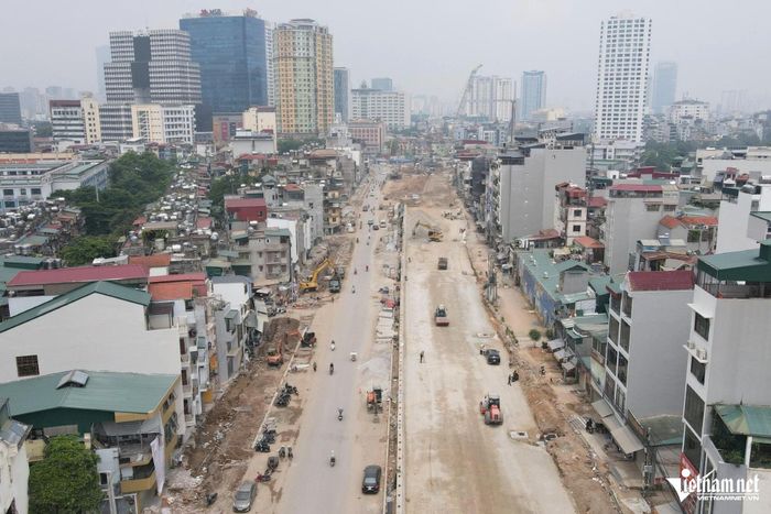 Dự án đường Vành đai 1 đoạn Hoàng Cầu - Voi Phục dài khoảng 2,2km đang được đẩy nhanh tiến độ, phấn đấu thông tuyến trước ngày 2/9. Ảnh: Kiều Oanh