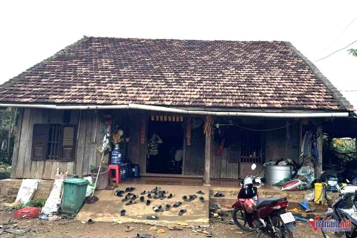 Căn nhà nhỏ của anh Bàn Phụ Cán luôn rộn rã tiếng học bài. Ảnh: Hải Dương
