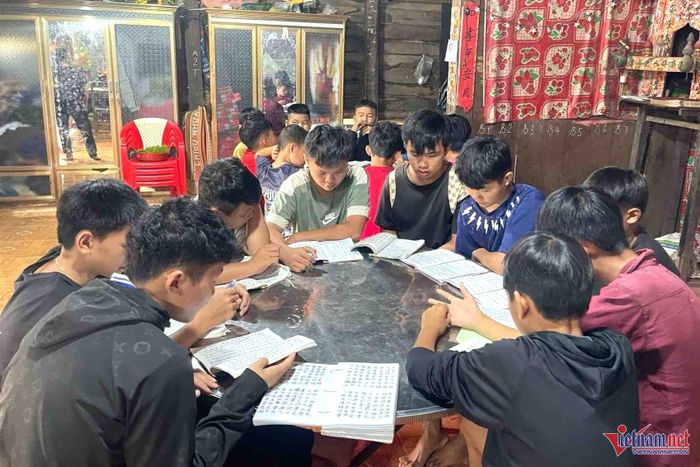 Lớp học chữ Nôm Dao thu hút nhiều học sinh. Ảnh: Hải Dương