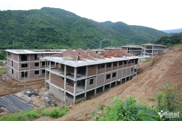 Cơ sở vật chất Trường Phổ thông nội trú liên cấp Tiểu học và THCS Tam Thái đang gấp rút thi công trong thời điểm mưa lớn, sạt lở. Ảnh: Thanh Hải
