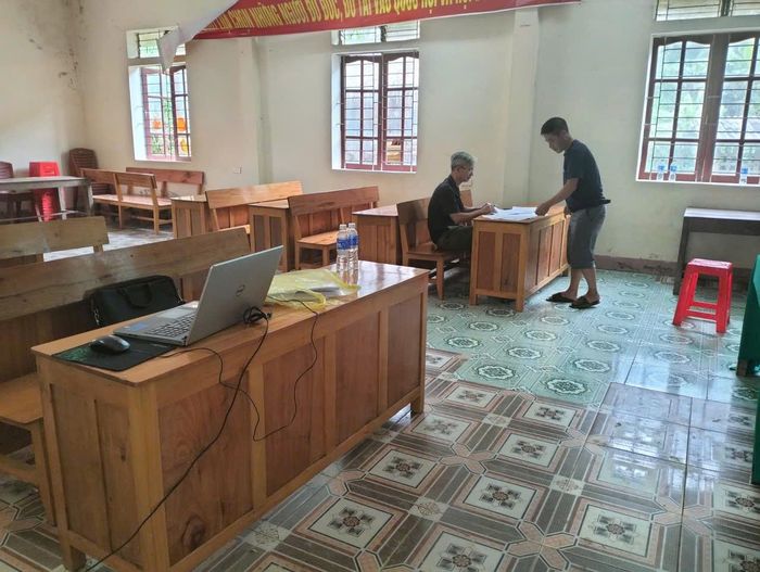 Trường Phổ thông nội trú liên cấp Tiểu học và THCS Tam Thái phối hợp Ban quản lí các bản rà soát từng học sinh để "kéo" các em đến trường đúng dịp khai giảng. Ảnh: CSCC