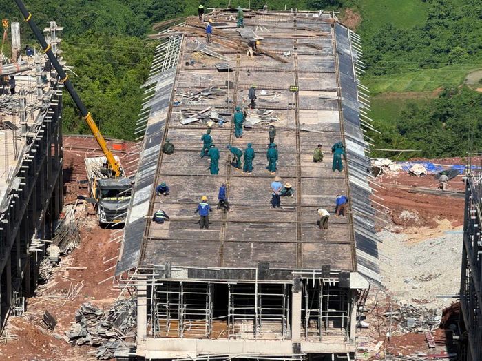 Trường Phổ thông nội trú liên cấp Tiểu học và THCS Nhôn Mai đang có lực lượng đặc biệt là Quân đội, công an, dân quân... hỗ trợ đẩy nhanh tiến độ. Ảnh: CSCC