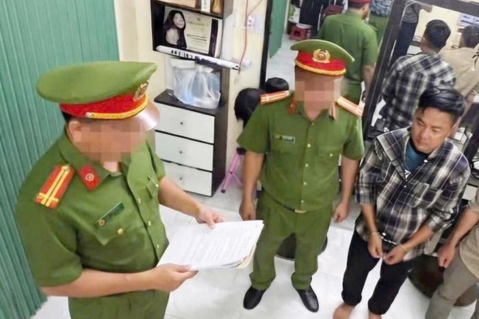 Cơ quan CSĐT đọc lệnh tạm giữ người trong trường hợp khẩn cấp đối với Võ Tuấn Thành. Ảnh: CACC