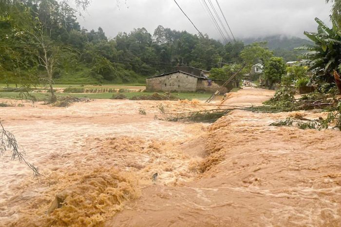 Lũ về trên sông Kỳ Cùng, sông Trung và các khe suối khiến nhiều địa bàn bị chia cắt. Ảnh: Đ.X
