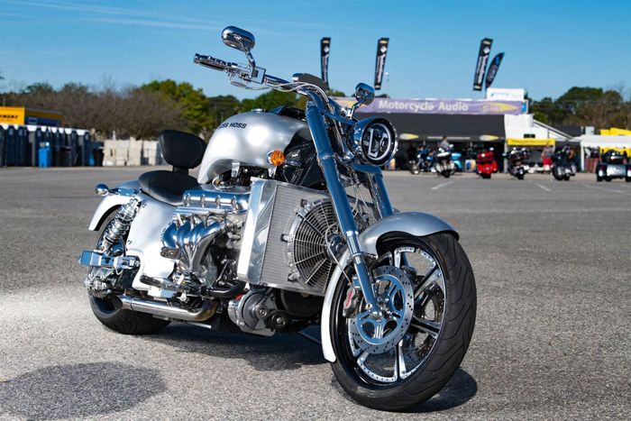 Boss Hoss V8 Cruiser là mẫu mô tô khổng lồ sử dụng động cơ V8 có nguồn gốc từ ô tô Chevrolet. Ảnh: Motorcycles News