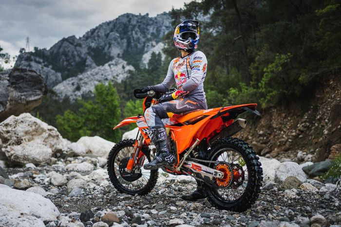 KTM 300 XC-W là mẫu xe mô tô cào cào nổi tiếng với khả năng chinh phục địa hình khắc nghiệt. Ảnh: Better Dirtbike Riding