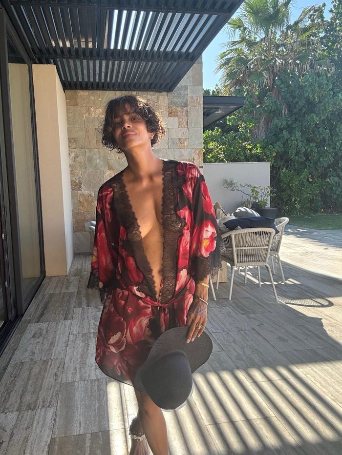 Halle Berry tự tin khoe dáng mà không cần trang điểm.