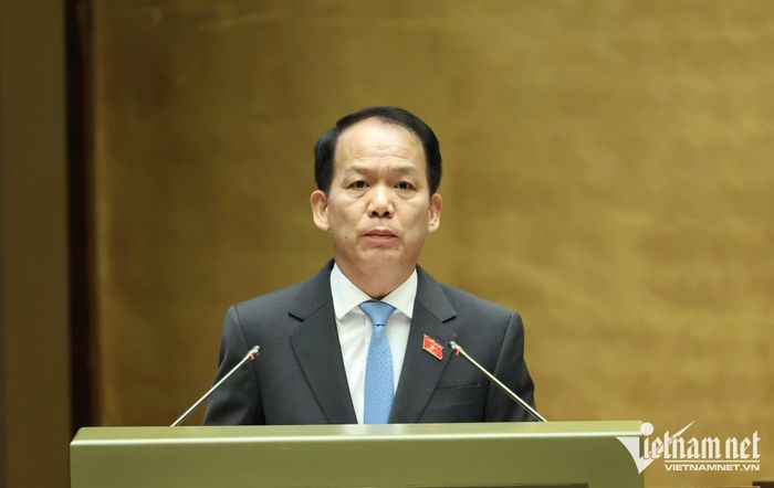 Bộ trưởng Tư pháp Hoàng Thanh Tùng trình bày báo cáo tiếp thu, giải trình, chỉnh lý dự thảo luật. Ảnh: Phạm Hải