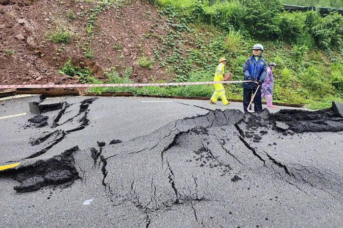 Khu vực xảy ra đứt gãy kéo dài khoảng 200m. Lực lượng chức năng đang dựng hàng rào để đảm bảo an toàn. Ảnh: Đ.X