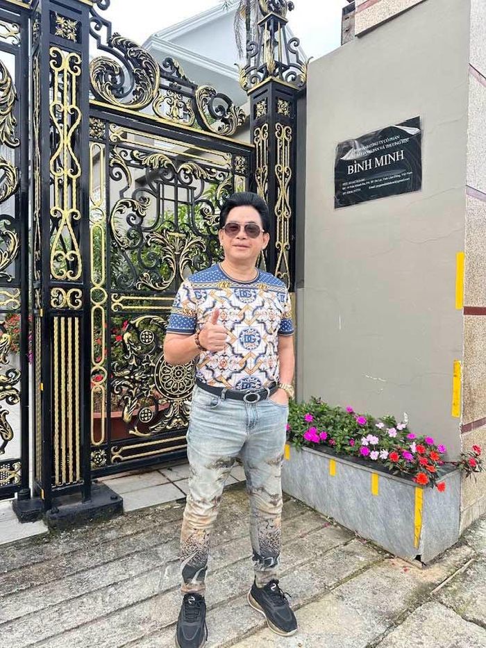 Nghệ sĩ Ngân Tuấn phong độ tuổi U60.