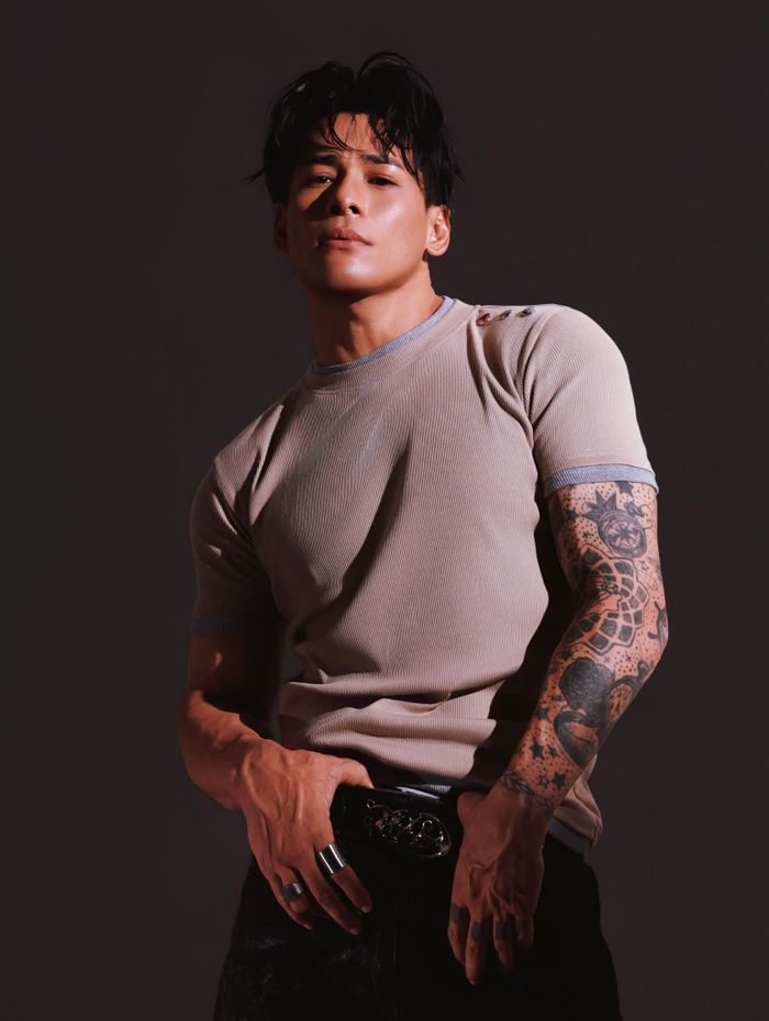 "Anh tài" Tùng Mint chụp gợi cảm.