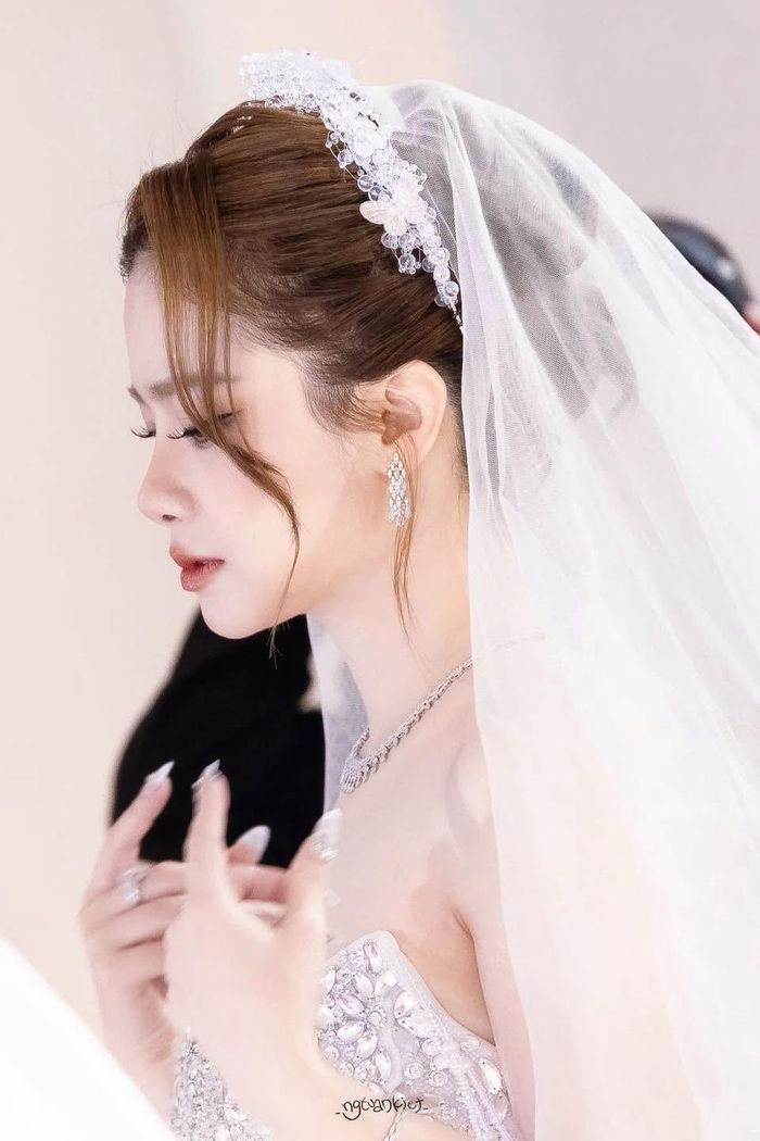 Ca sĩ Dương Hoàng Yến gây chú ý với ảnh mặc váy cưới.