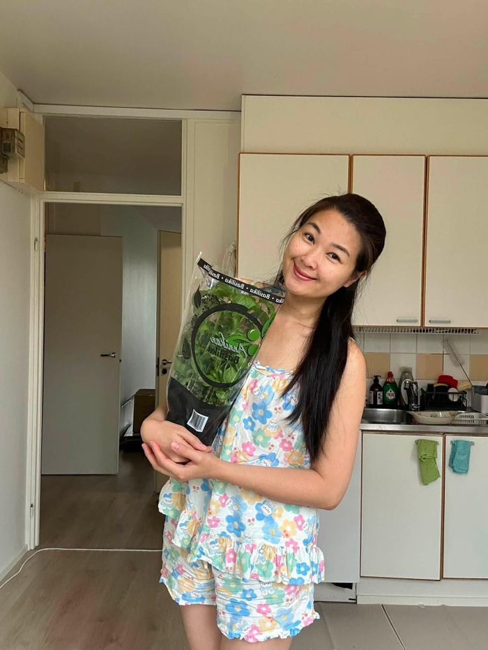 Diễn viên Mạc Anh Thư hào hứng vào bếp.