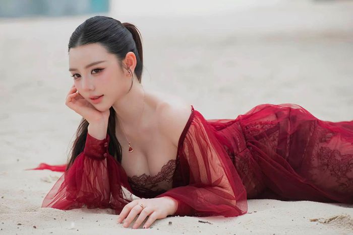 Diễn viên Quỳnh Kool gợi cảm táo bạo.