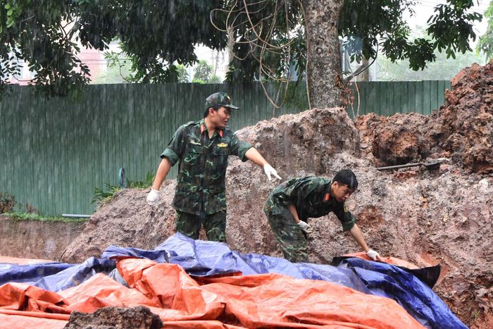 Chiến sĩ Đội K74 đã “vượt nắng, thắng mưa”, quy tập 455 hài cốt liệt sĩ cùng nhiều di vật tại công viên Lê Thị Riêng. Ảnh: BTL