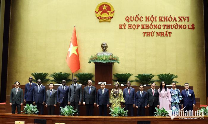 Sau hội đàm, Chủ tịch Quốc hội Trần Thanh Mẫn đã cùng Chủ tịch Quốc hội Bờ Biển Ngà thăm và khảo sát các công cụ chuyển đổi số trong lập pháp tại Nhà Quốc hội. Chủ tịch Quốc hội Bờ Biển Ngà một lần nữa bày tỏ ấn tượng trước năng lực và các thành tựu chuyển đổi số của Quốc hội Việt Nam
