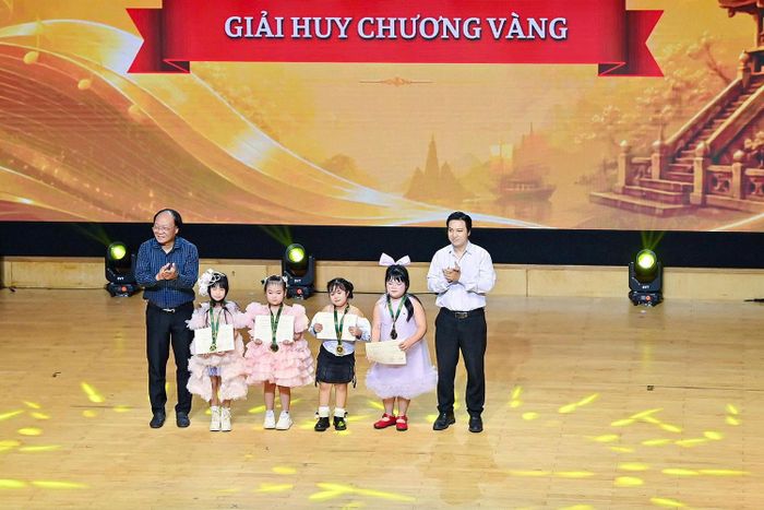 Trao giải cho các thí sinh giành Huy chương Vàng.