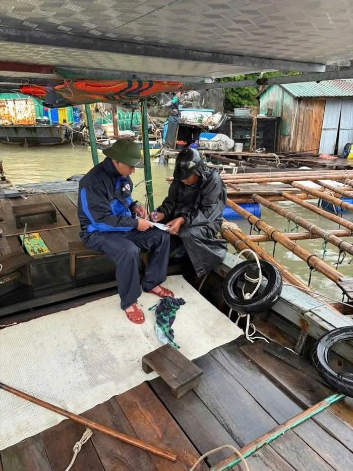 Lực lượng chức năng đặc khu Vân Đồn kiểm đếm tàu thuyền và vận động ngư dân lên bờ tránh trú bão số 4