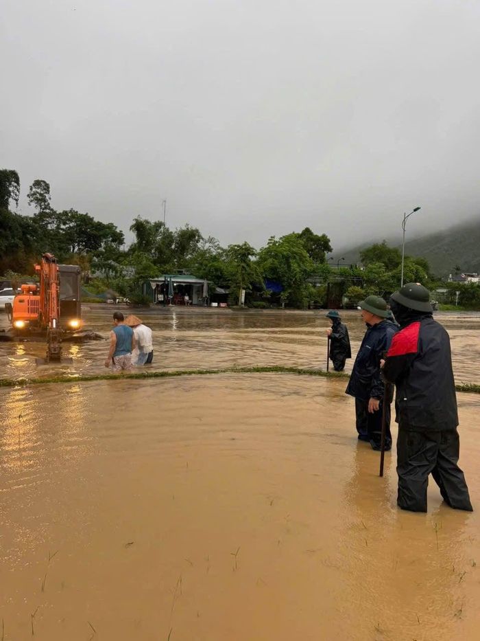Mưa lớn gây ngập lụt cục bộ tại nút giao khe ngái của đặc khu Vân Đồn gây khó khăn cho người và phương tiện lưu thông tuyến cao tốc Vân Đồn - Móng Cái