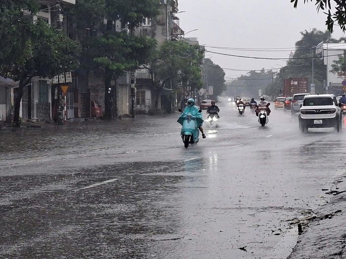 Trong những khu dân cư đông đúc, mưa lớn gần như làm đảo lộn cuộc sống người dân