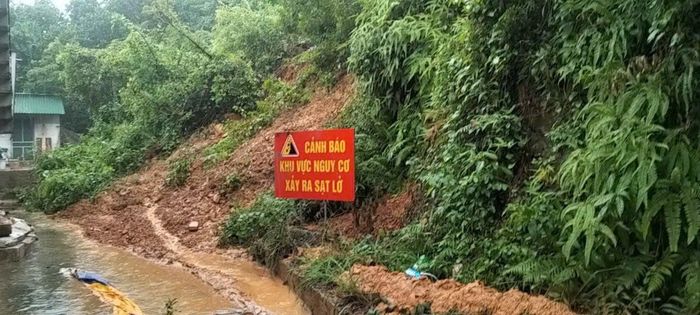Phường Nhị Chiểu cắm biển cảnh báo khu vực sạt lở ở tổ dân phố Hoành Sơn