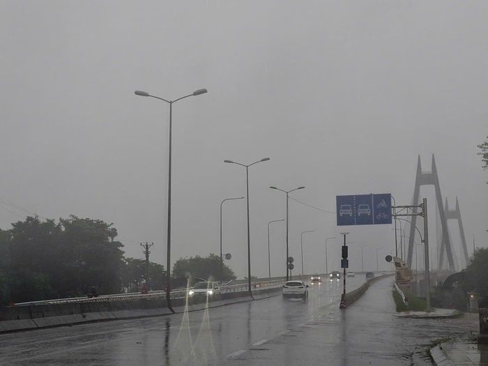 Mưa lớn kèo dài gây ảnh hưởng việc đi lại của người dân địa phương