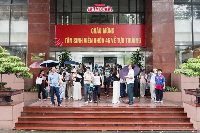 Không khí hào hứng trong ngày đầu nhập học của tân sinh viên K46 tại Khoa Chủ nghĩa xã hội khoa học. (Ảnh: BTC)