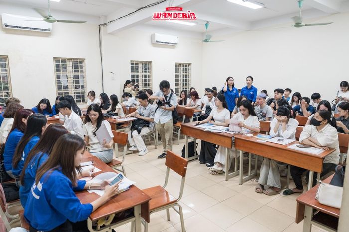 Công tác tiếp sinh diễn ra vô cùng náo nhiệt và sôi động tại Học viện Báo chí và Tuyên truyền. (Ảnh: BTC)