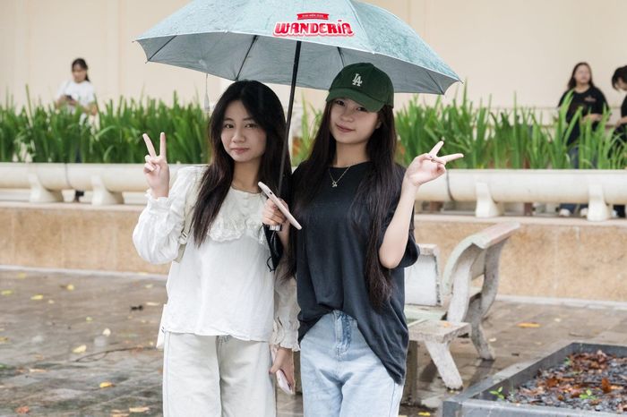 Dù trời mưa, các bạn K46 vẫn giữ trọn niềm vui và sự phấn khởi trong ngày đầu nhập học. (Ảnh: BTC)